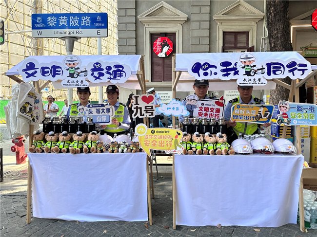 图:九号公司联动武汉交警举办安全科普活动