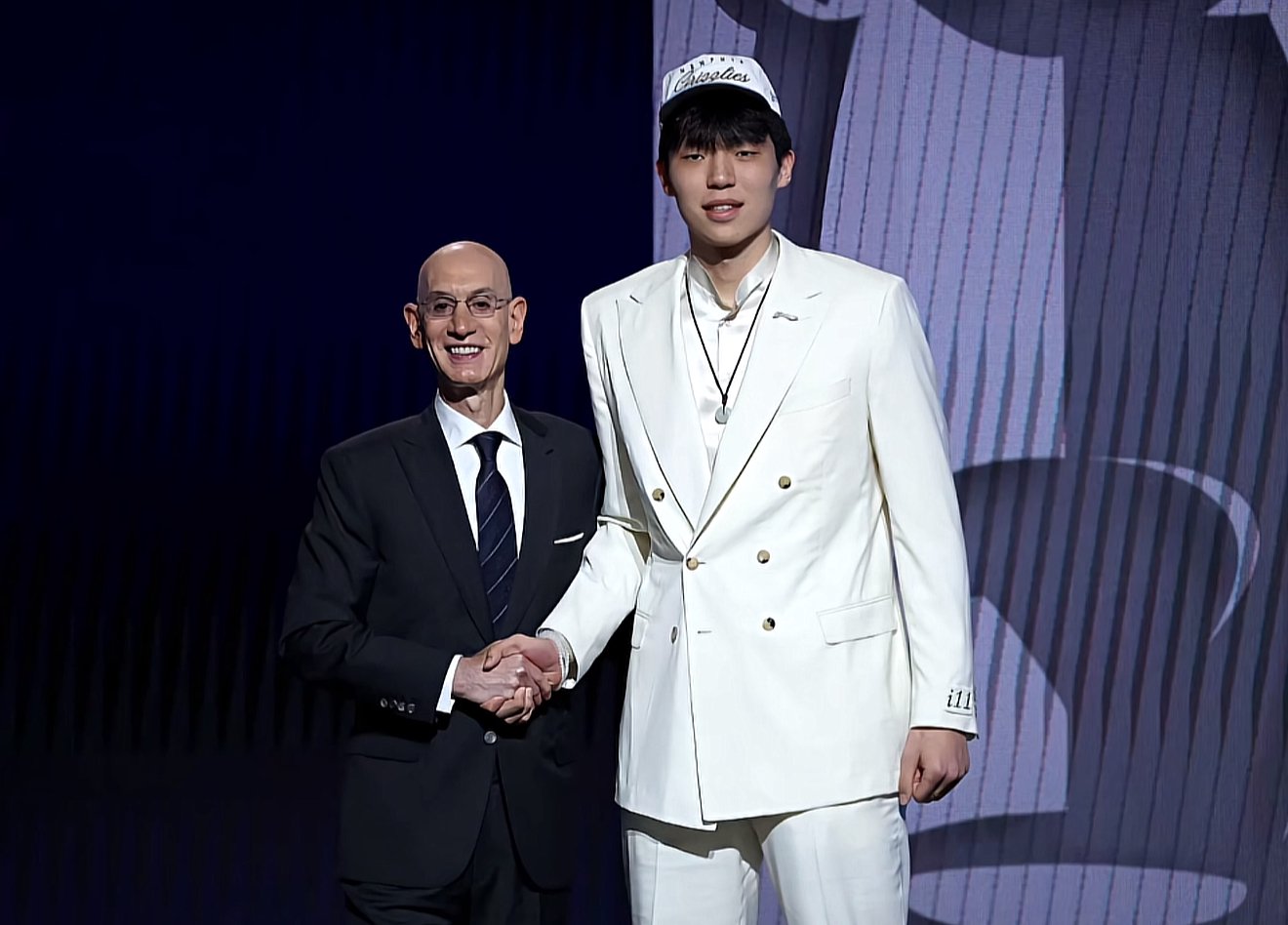 NBA总裁亚当·肖华与杨瀚森/图源：杨瀚森个人微博