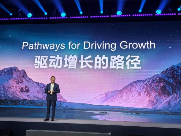 华为轮值董事长徐直军在2025 MWC上海发表“驱动增长的路径”主题演讲