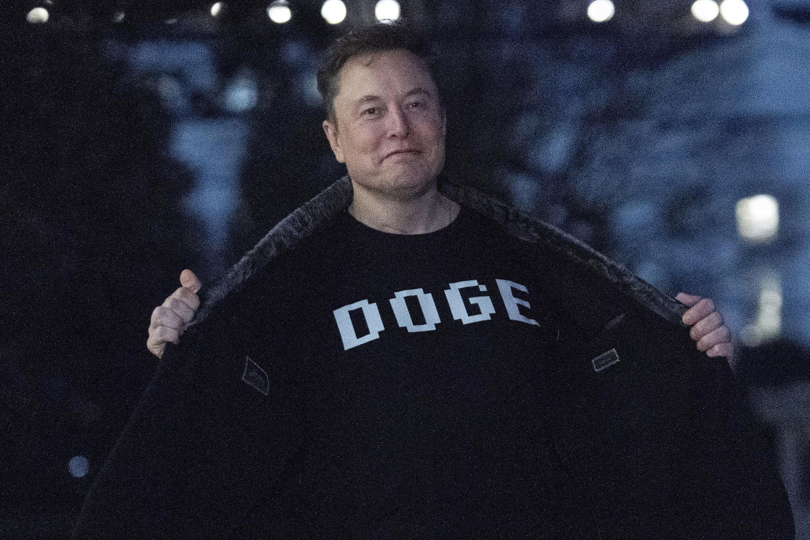 ▲马斯克展示印有“DOGE”(政府效率部)字样的T恤?图源:视觉中国