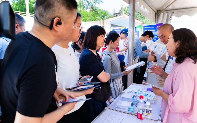 6月22日，首都师范大学高招咨询会上，家长与老师交流。 受访者供图