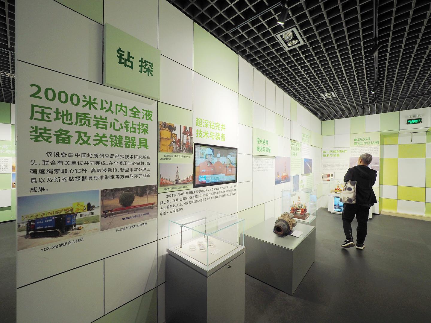 ▲2025年4月22日,中国地质博物馆的“为国找矿 无上光荣——新中国成立75周年矿产勘查成就展”。图据视觉中国