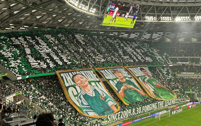 致敬老将张稀哲，工体本赛季首次打出巨型TIFO。新京报记者 孙海光 摄