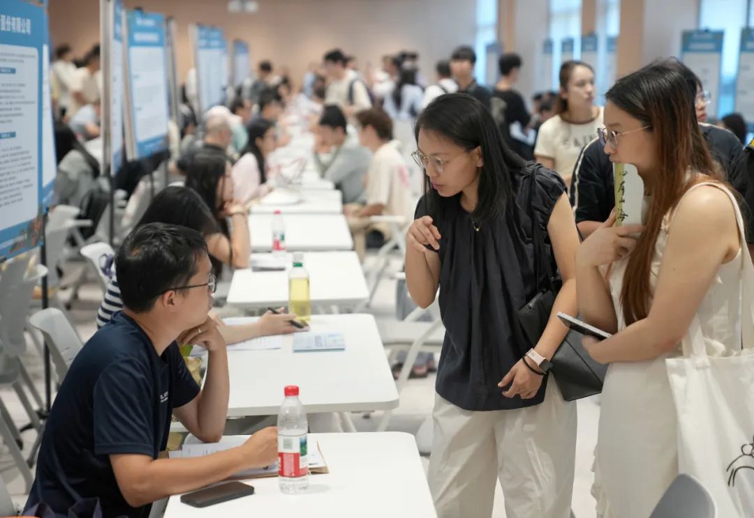 6月28日,求职者在2025年杭州市人工智能专场招聘会上查看岗位需求信息。新华社记者 韩传号 摄