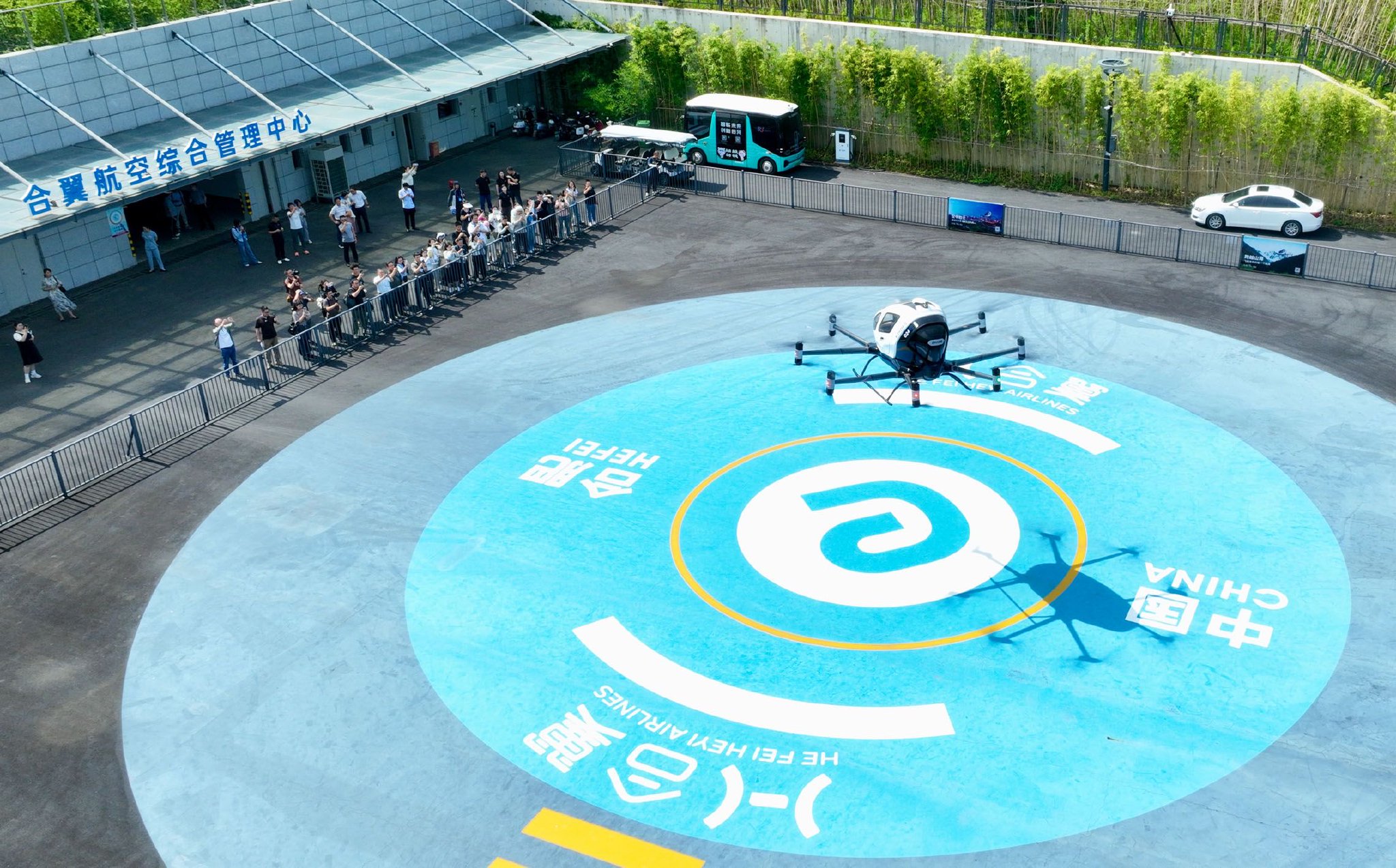 7月2日,一架电动垂直起降飞行器(eVTOL)在合肥骆岗公园演示飞行(无人机照片)。记者 周牧 摄