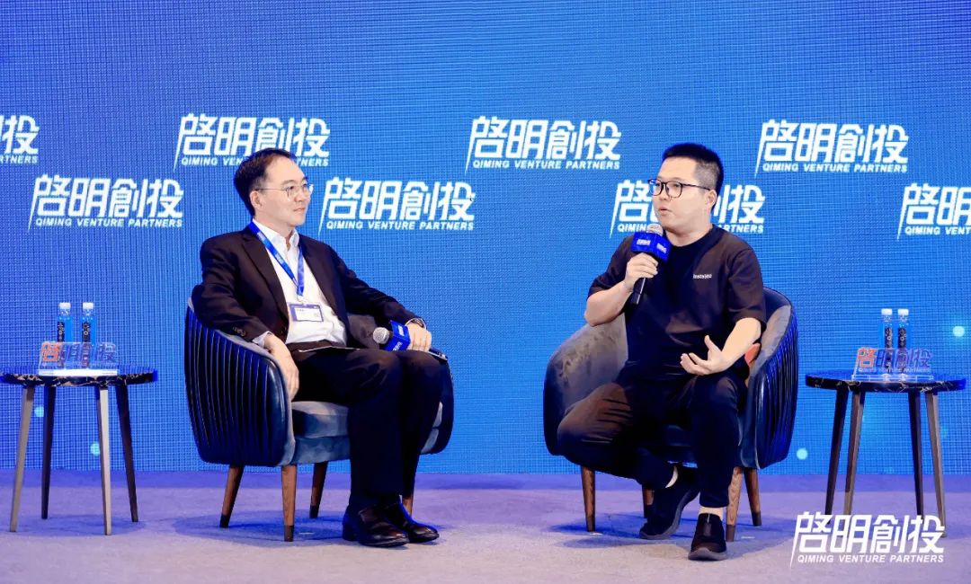 启明创投合伙人叶冠泰(左)与影石创新创始人兼董事长刘靖康(右)