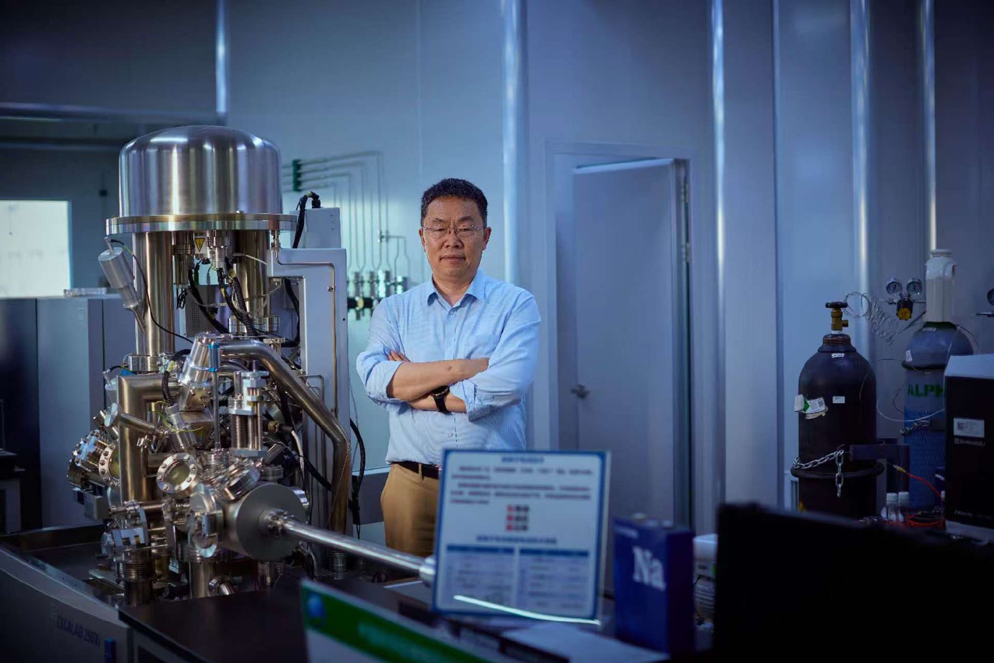 图为中国科学院物理研究所研究员李泓在XPS实验仪器旁对固态电池材料进行观测。资料照片