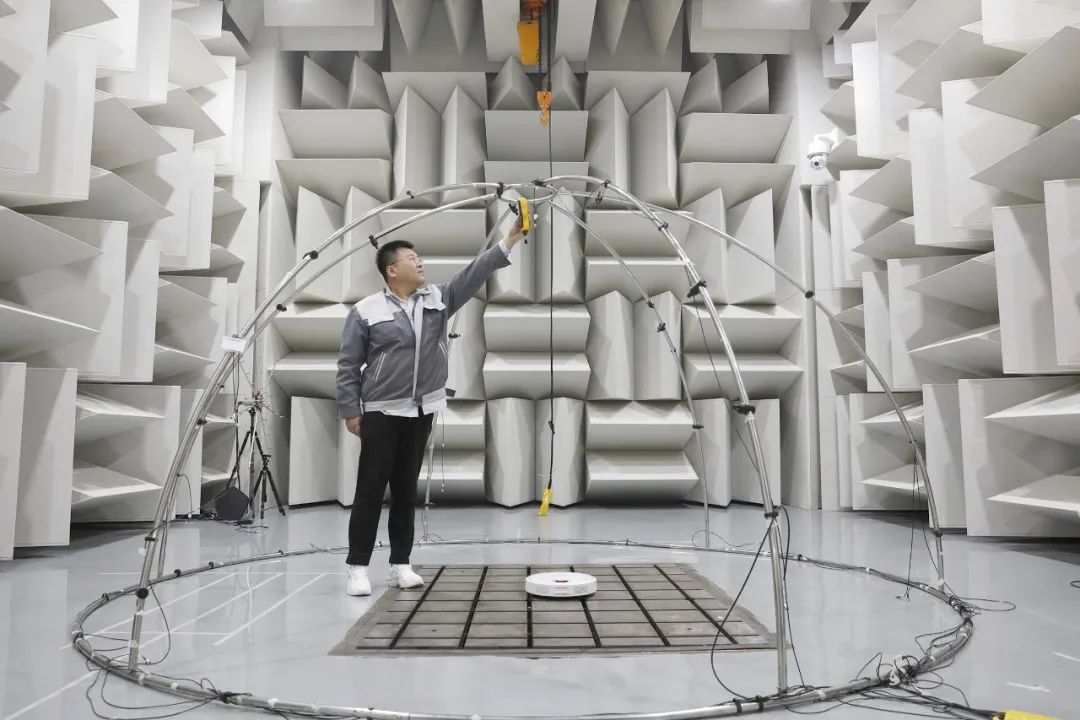 在中国科学院沈阳自动化研究所，工作人员在半消声实验室做噪声测试。王欣摄