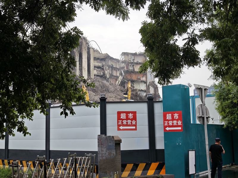 7月10日,北京同仁医院崇文门院区东区大楼正在施工拆除,外部设置了围挡。新京报记者 戴轩 摄