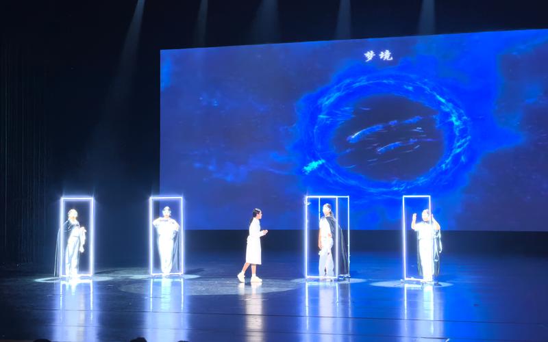 中央民族大学附属中学丰台实验学校的学生们自编自导了心理情景剧《青春寻美记》。新京报记者 杨菲菲 摄