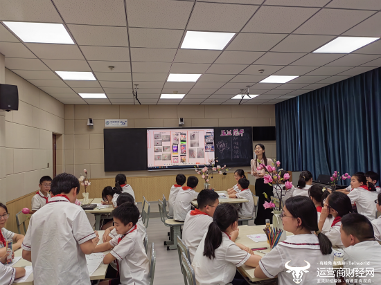 （湖北省宜昌市五峰土家族自治县幸福小学、五峰实验小学以及武汉水果湖第一小学学生在线上共同绘制玉兰花。）