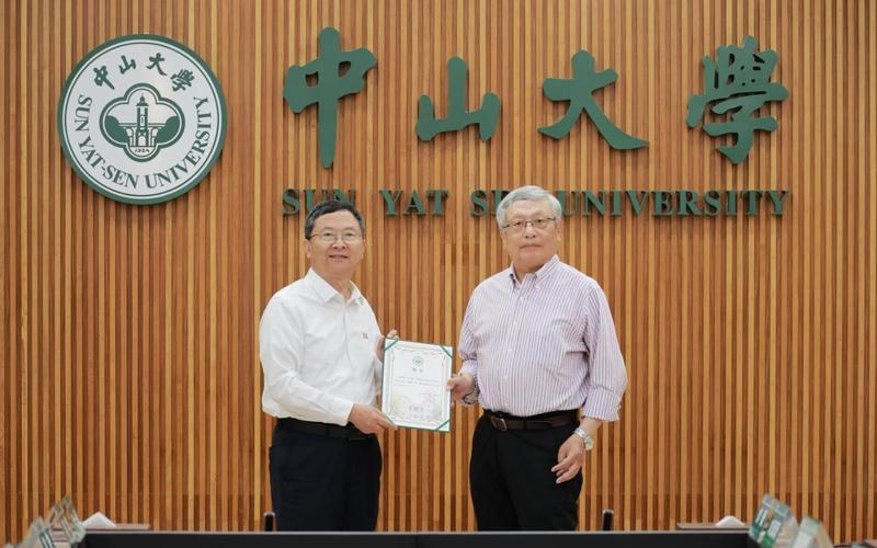 ▲在当天的聘任仪式上，中山大学校长高松（左）为张益唐教授颁发聘书。图/中山大学微信公众号