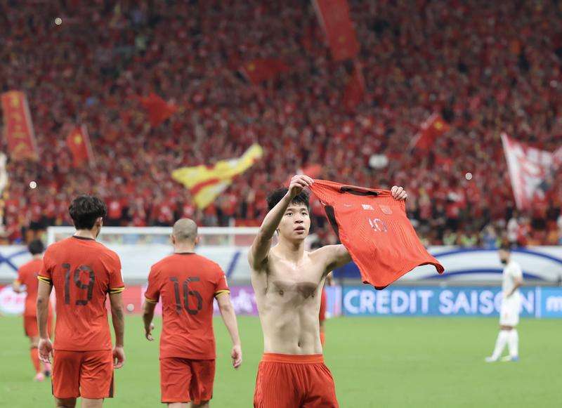 6月10日,王钰栋(右)在进球后展示球衣。新华社记者 胡星宇 摄