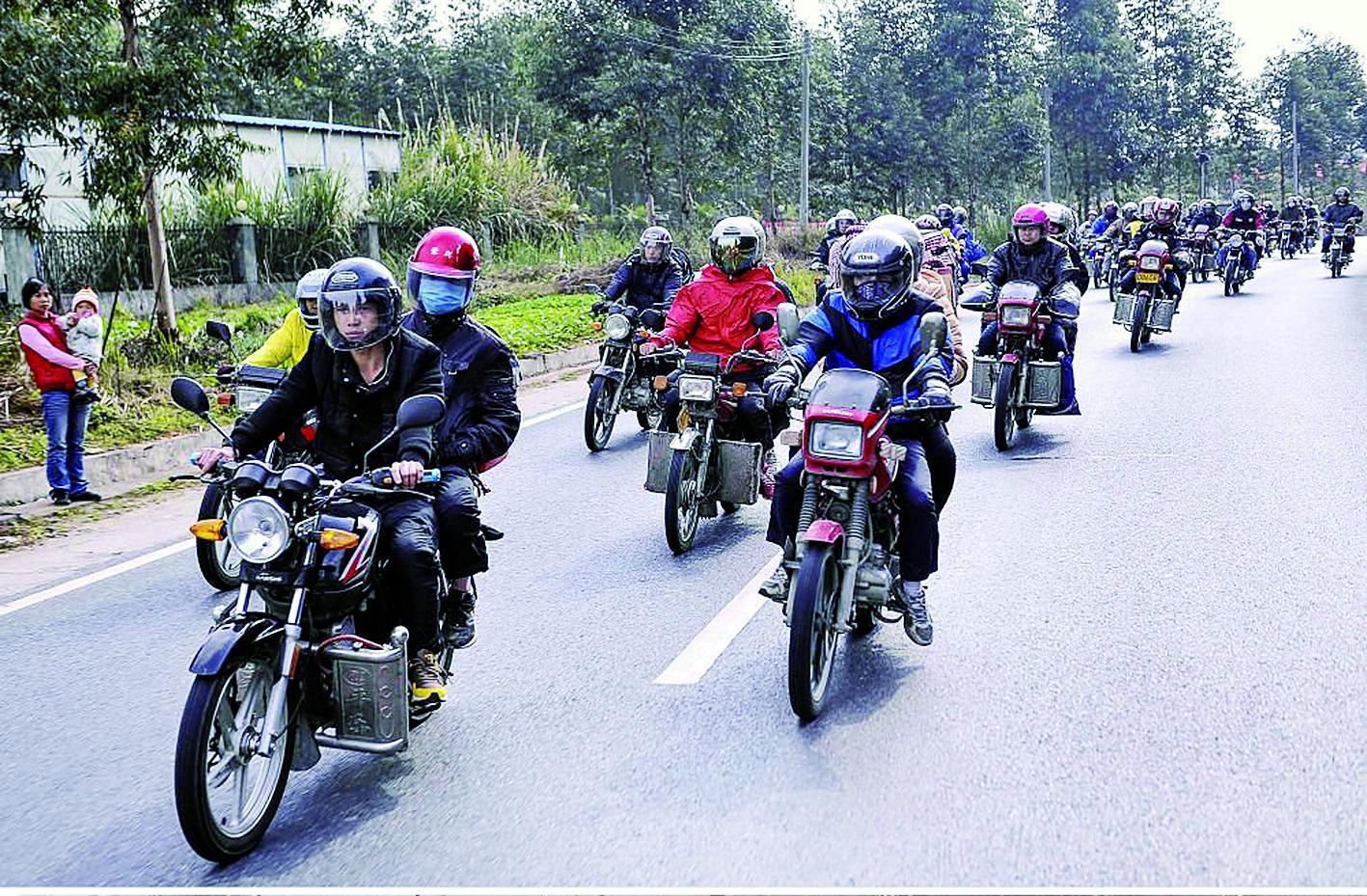 道路上的摩托车大军 新华社发