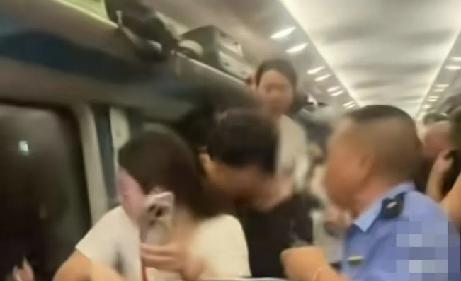 ▲旅客在长达3个小时的滞留过程中体验到了强烈的憋闷。图/网络视频截图