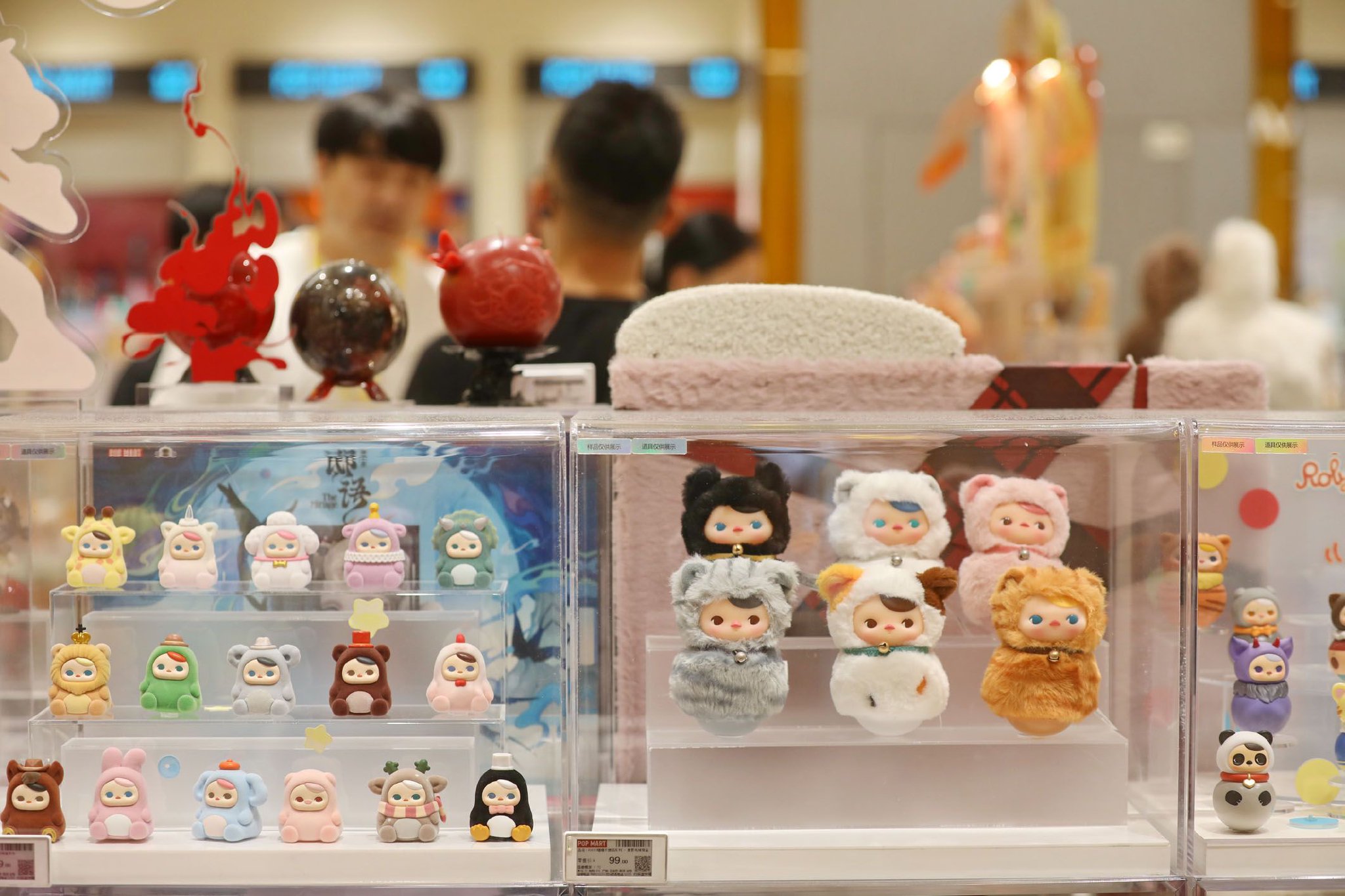 顾客在浙江省嘉兴市南湖区一家泡泡玛特门店购物。 记者 金鹏 摄