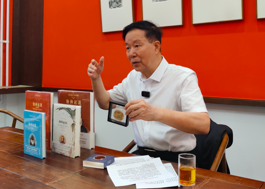 采访中，舒德干介绍昆明鱼和第一动物树相关研究。澎湃新闻记者程婷图