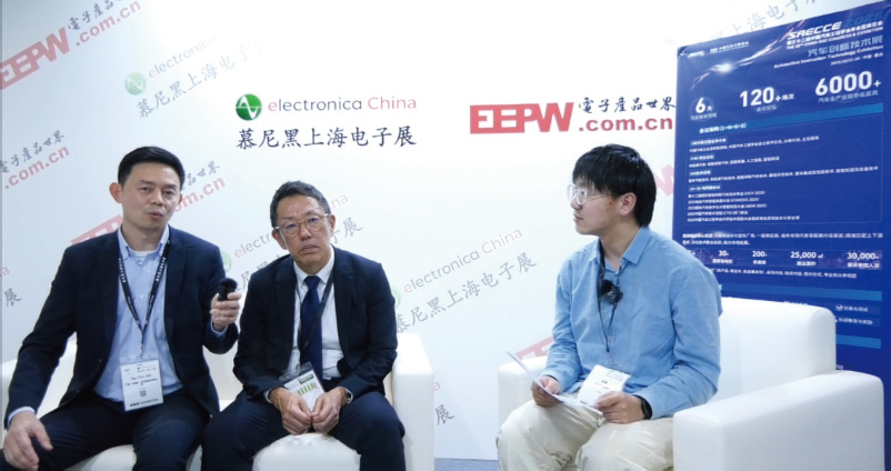 广濑(中国)运营总裁山田健(图中左二)与技术支援部总监黄进益(图中左一)