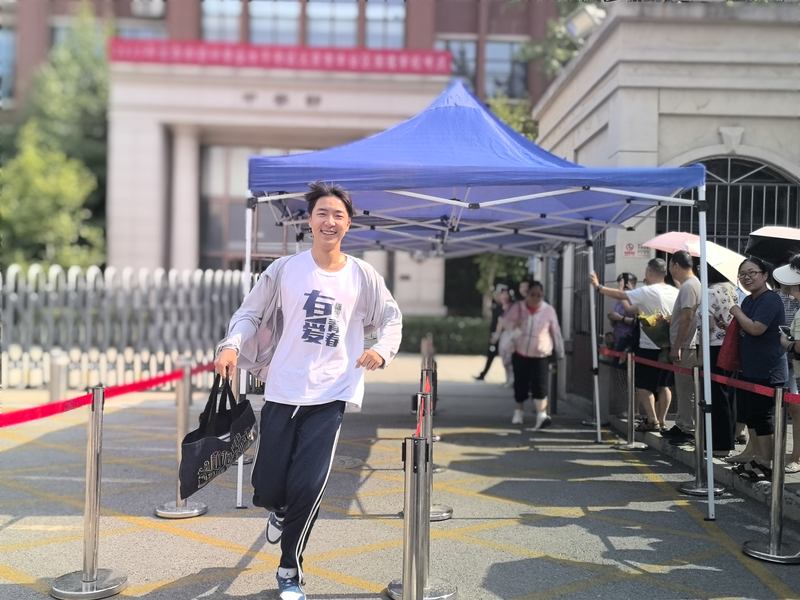 6月25日下午,丰台区璞瑅学校考点,完成考试的考生飞奔而出。新京报记者 杨菲菲 摄
