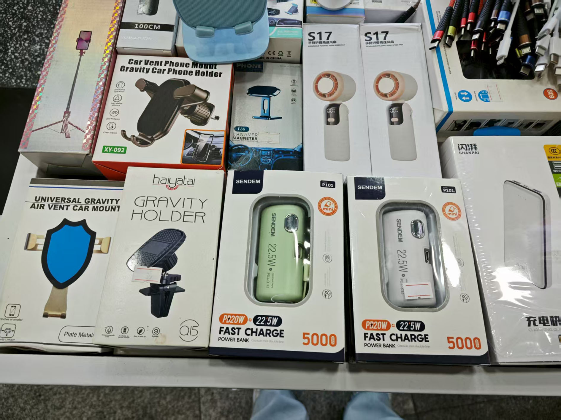 广州市一家充电宝销售门店,部分产品没有3C认证。 记者 胡林果 摄