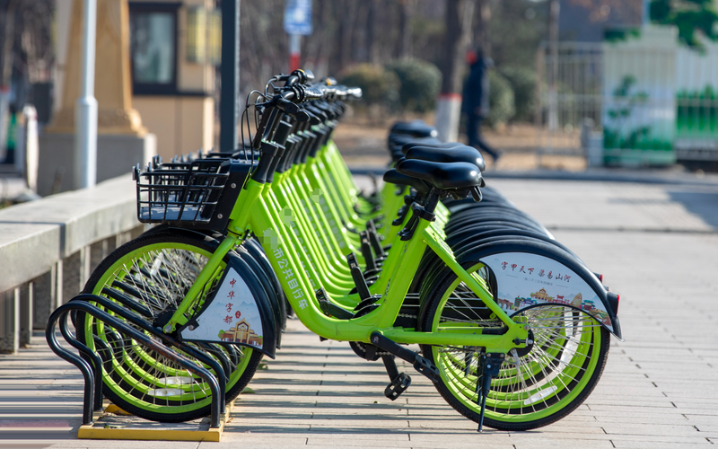 ▲资料图：某地一停车点位的公共自行车。图/IC photo