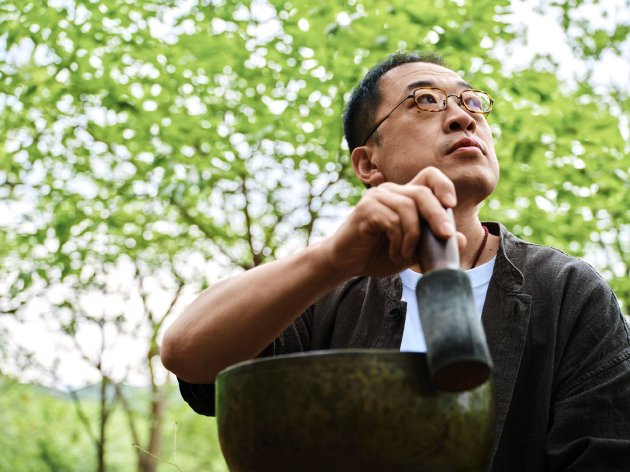 芦启明研习并传播颂钵疗愈十五载，并屡次将习得注入音乐实验中，拓宽疗愈体验境界。