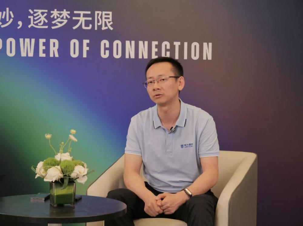 图：科大国创云网科技有限公司副总经理彭力在MWC上海展现场接受采访。