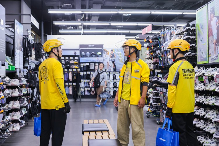 ▲暑期运动热,美团闪购多类运动户外用品热销。图为南京市玄武区一家迪卡侬门店。(摄影:亦可)