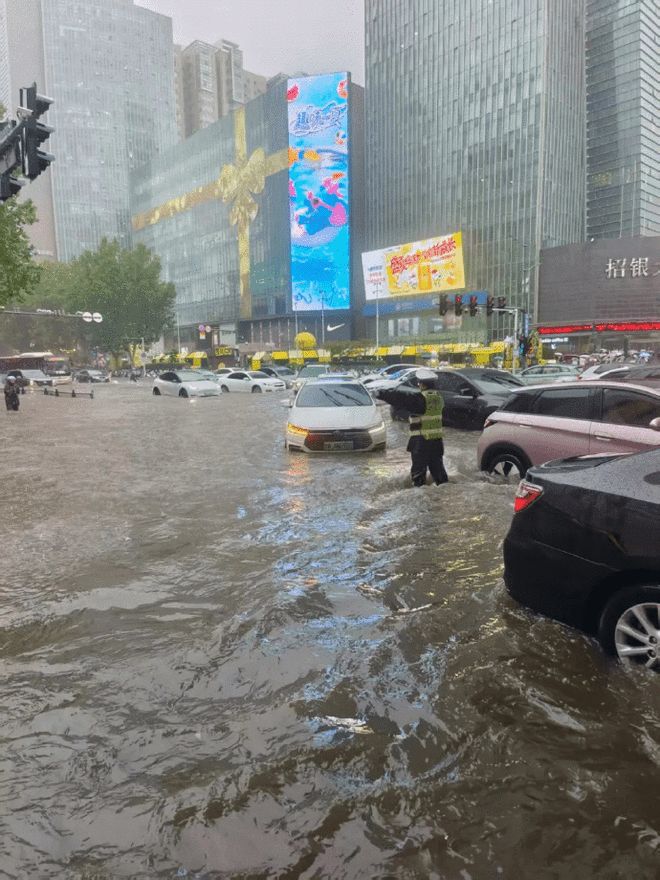 中原区暴雨红色预警!郑州:立即停产、停业、停课、停运、暂停集体户外活动