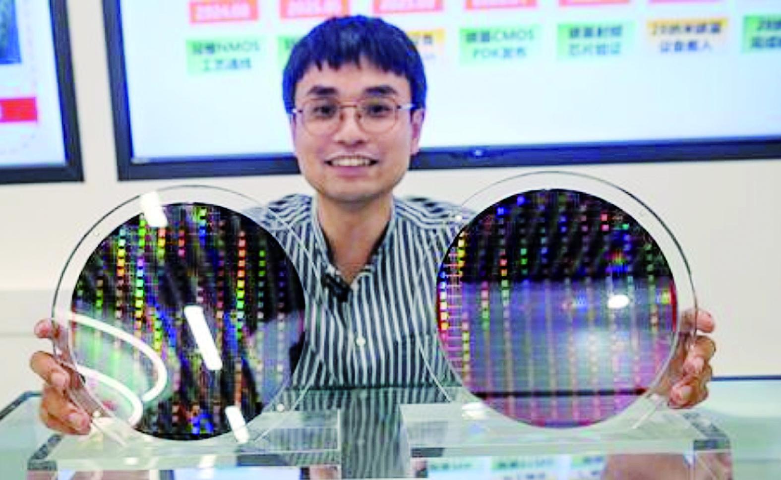 6月10日,北京大学重庆碳基集成电路研究院,工作人员介绍碳基晶圆。 据新重庆-重庆日报