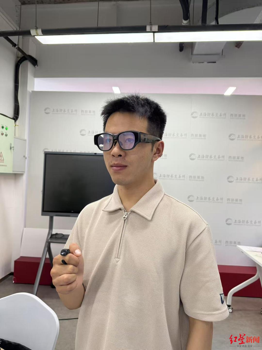 工作人员正在演示产品