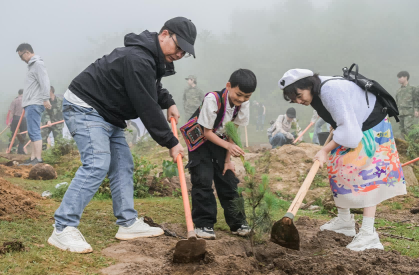 图注：蚂蚁森林志愿者与哈尼族少年种下首批华山松