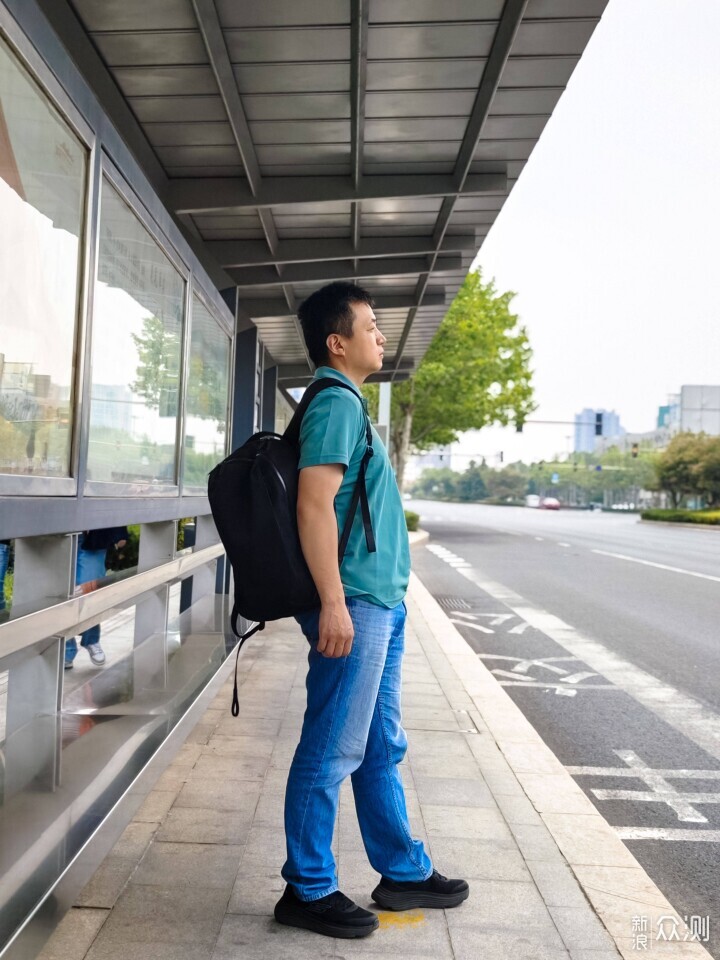 休闲商务双肩包：地平线8号Urban 胶囊双肩包_新浪众测
