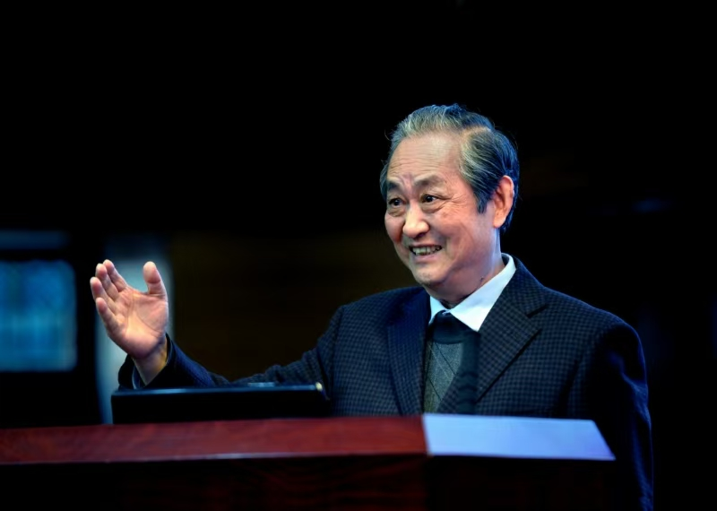马远良院士正在做学术报告。