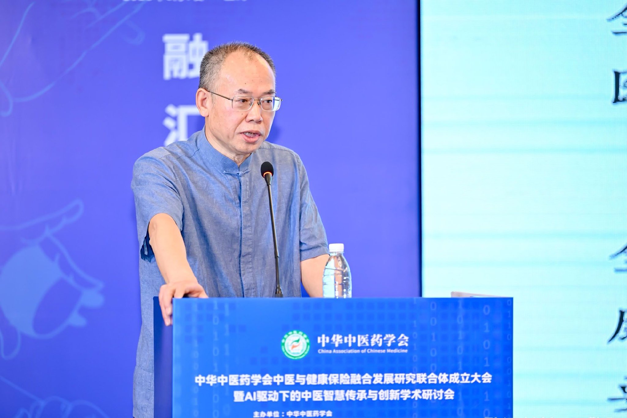 图为国家医保局原副局长陈金甫在作主旨演讲。