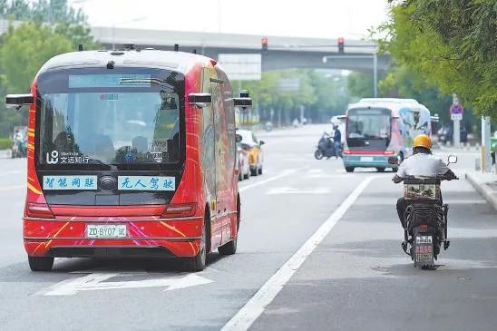 无人驾驶小巴在北京经开区路上安全行驶,有望成为短途接驳新宠。北京日报记者 安旭东摄