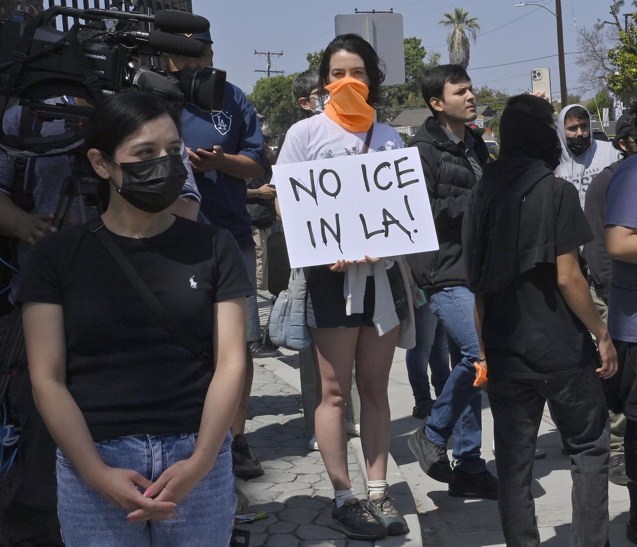 ↑抗议者手举“反对美国移民与海关执法局（ICE）进入洛杉矶”标语。图据央视新闻