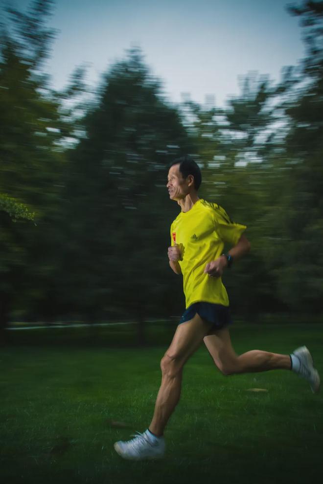 69岁大爷跑35次北马 普通人跑马天花板在哪？