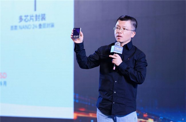 Solidigm亚太区销售副总裁倪锦峰向现场观众展示Solidigm 122TB D5-P5336 SSD