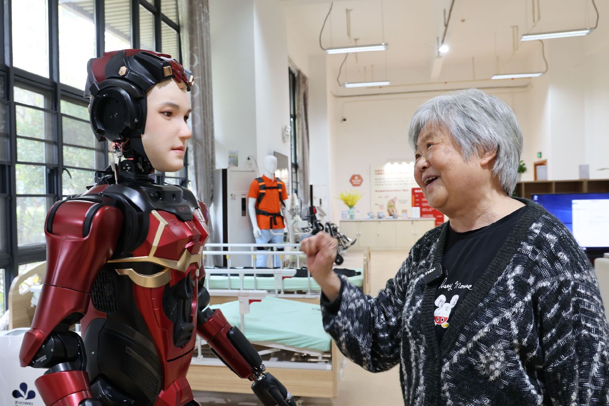 在深圳市养老护理院,一名老人与人形机器人“夏澜”互动。新华社记者 梁旭 摄