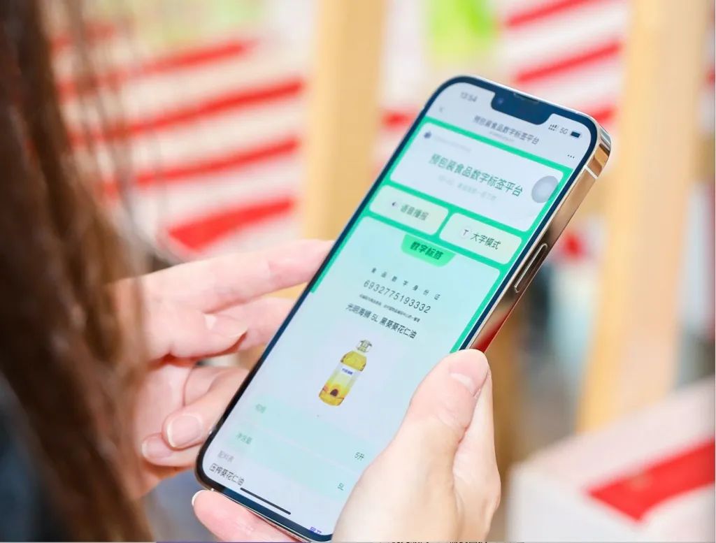 市民使用数字标签查看商品信息。上海市卫生健康委 供图
